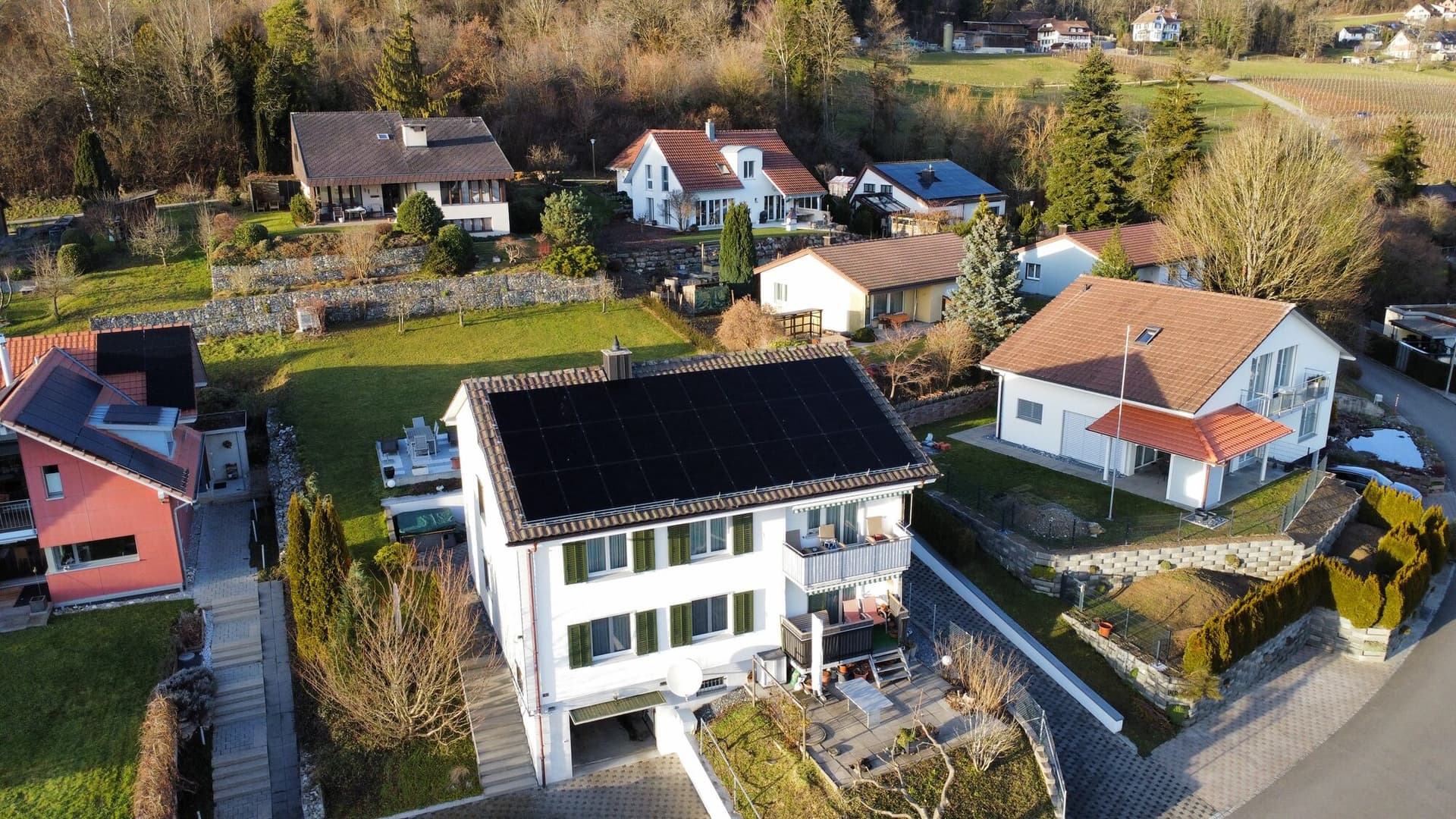Photovoltaikanlage auf dem Dach eines Mehrfamilienhauses in Rafz ZH