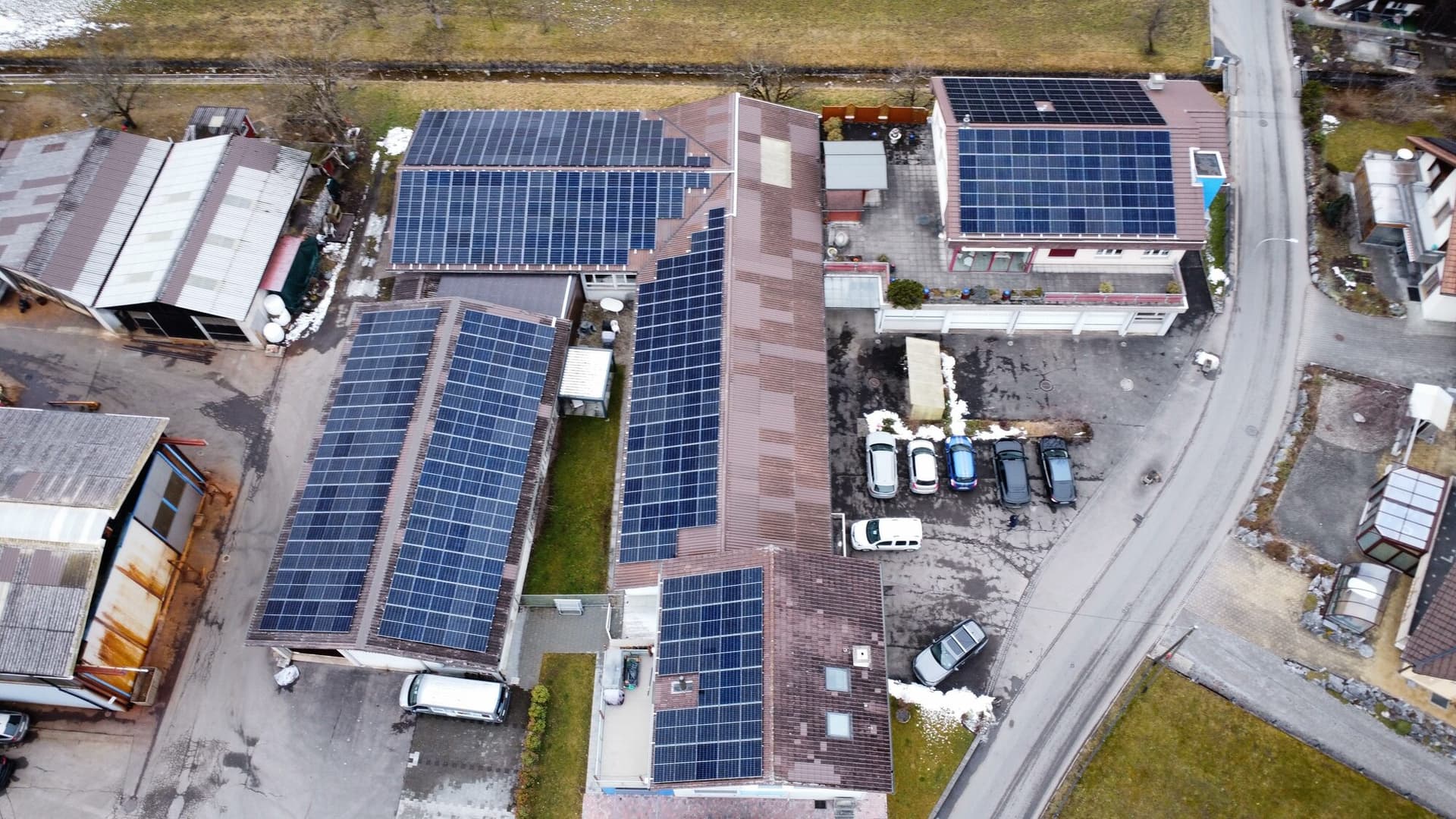 Photovoltaikanlage auf dem Dach eines Produktionsbetriebs in Wattenwil BE