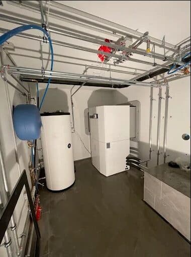 Heizungspuffer- und Warmwasserspeicher in einem Technikraum in Bülach ZH