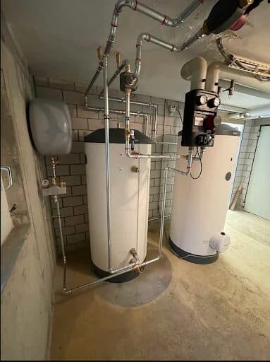 Heizungspuffer- und Warmwasserspeicher in einem Technikraum in Spreitenbach AG