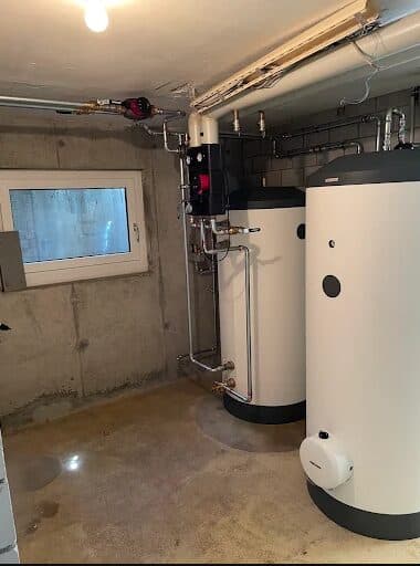 Heizungspuffer- und Warmwasserspeicher in einem Technikraum in Uster ZH