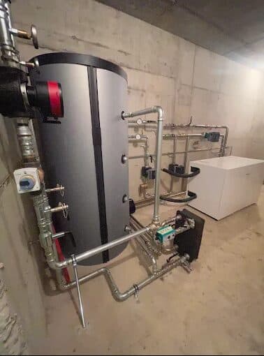 Installierte Sole-Wasser-Wärmepumpe mit Erdsonde in Neuhausen SH